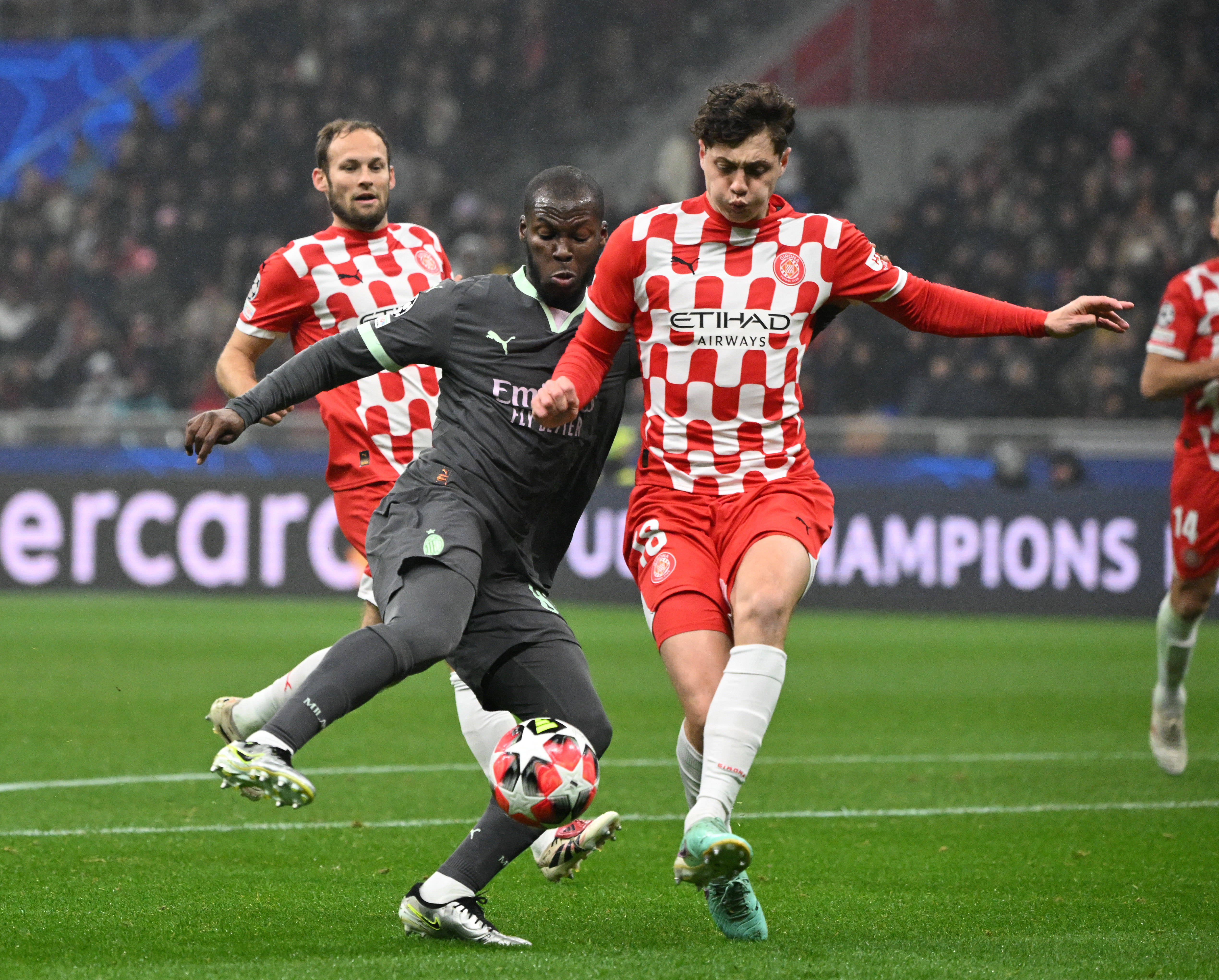 关于AC米兰遭逢惨败,提前谢幕欧冠的信息 关于AC米兰遭逢惨败,提前谢幕欧冠的信息