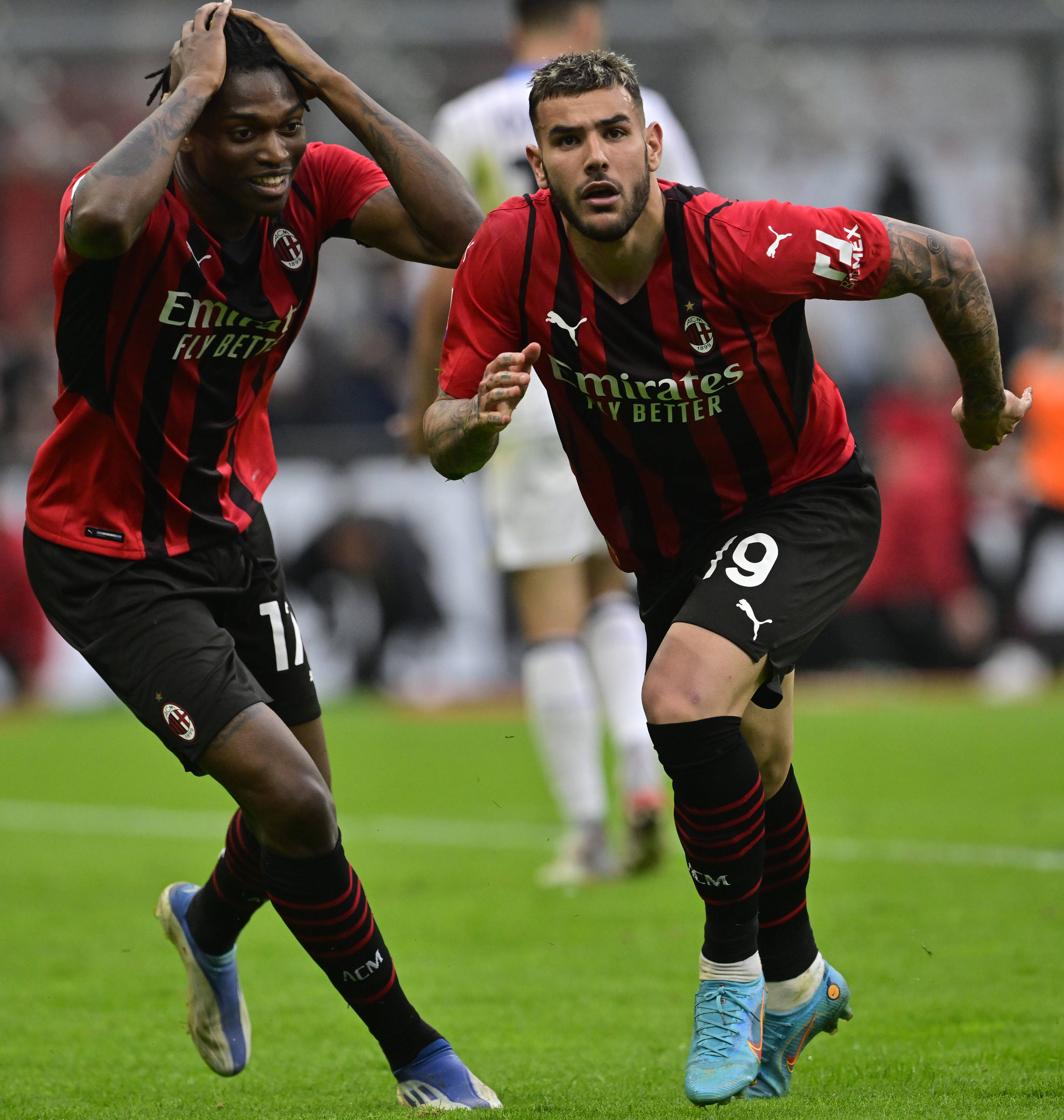 AC米兰球员集体庆祝胜利,展现团队凝聚力 AC米兰球员集体庆祝胜利,展现团队凝聚力