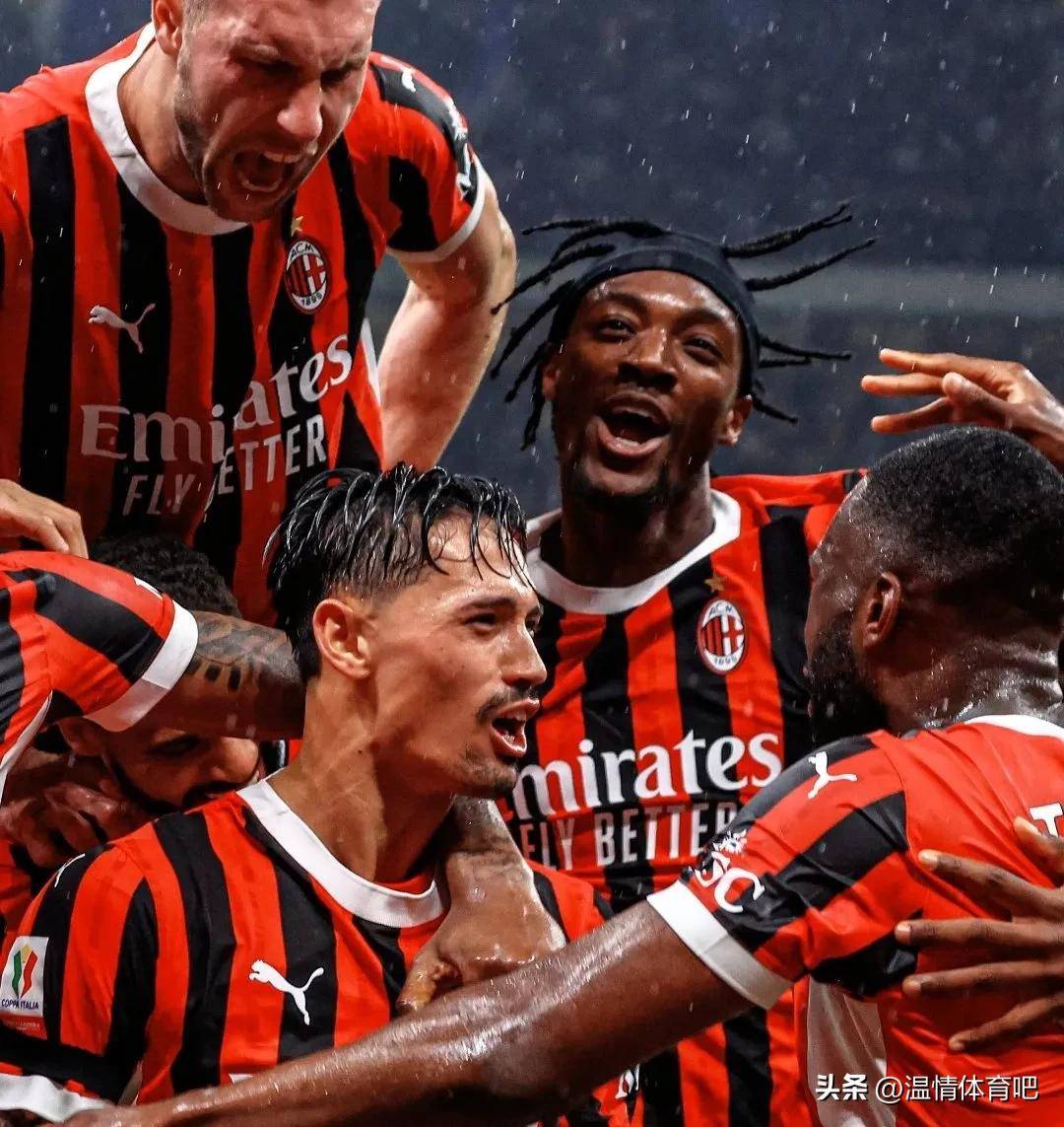 AC米兰球员集体庆祝胜利,展现团队凝聚力 AC米兰球员集体庆祝胜利,展现团队凝聚力