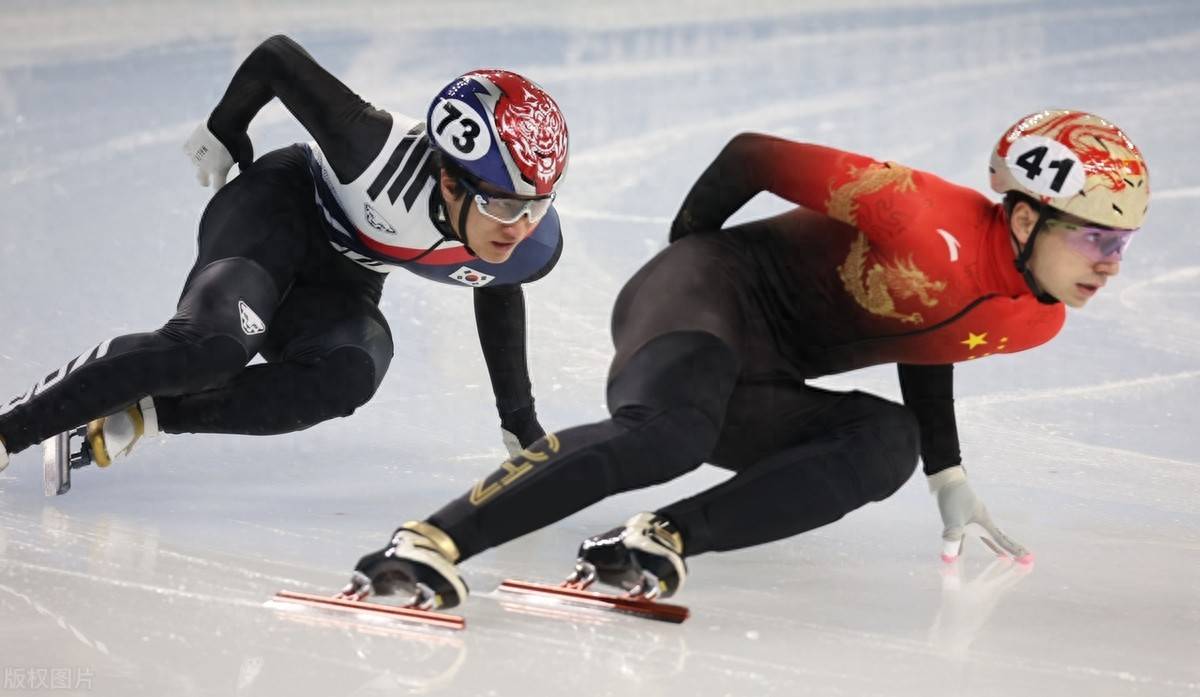 俄罗斯速度滑冰选手登上领奖台 俄罗斯速度滑冰选手登上领奖台