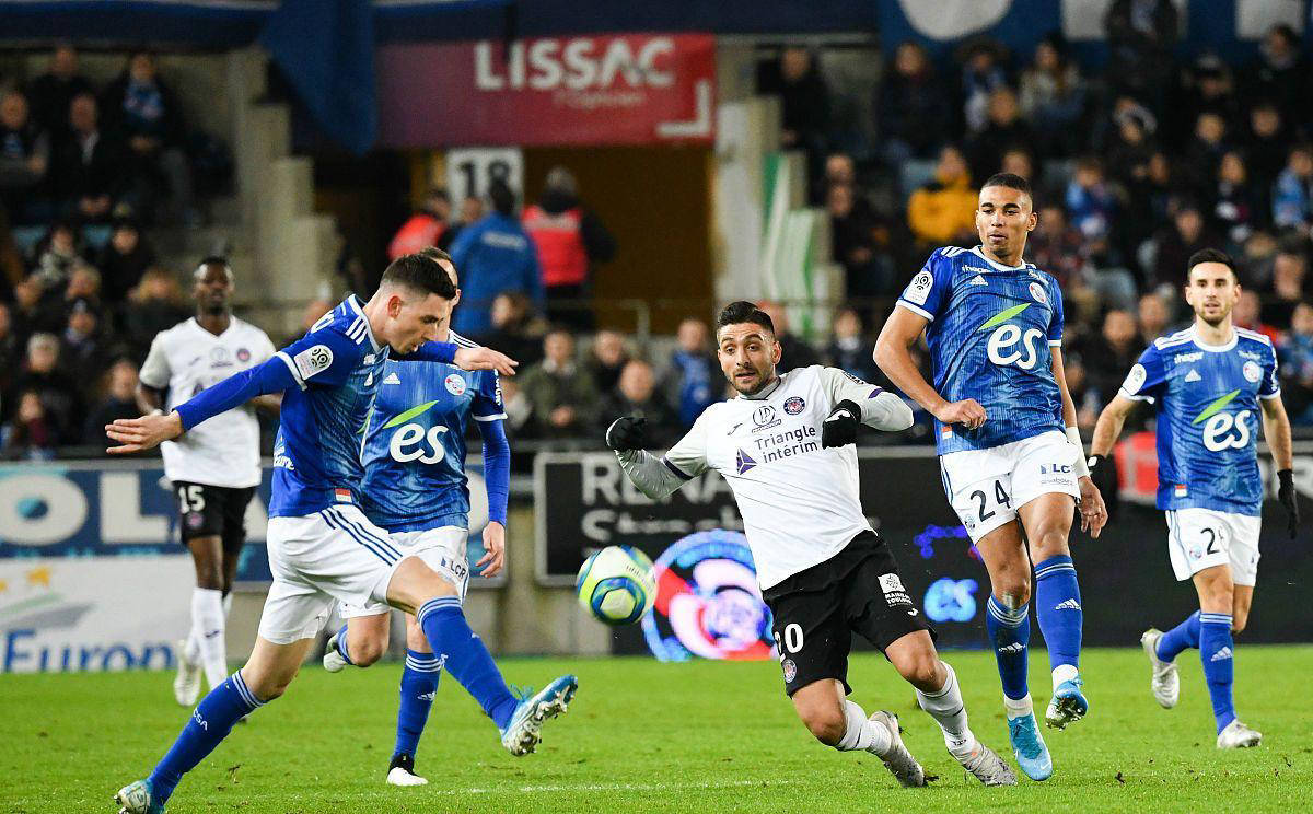 阿贾克斯中场频繁突破制造机会 阿贾克斯中场频繁突破制造机会