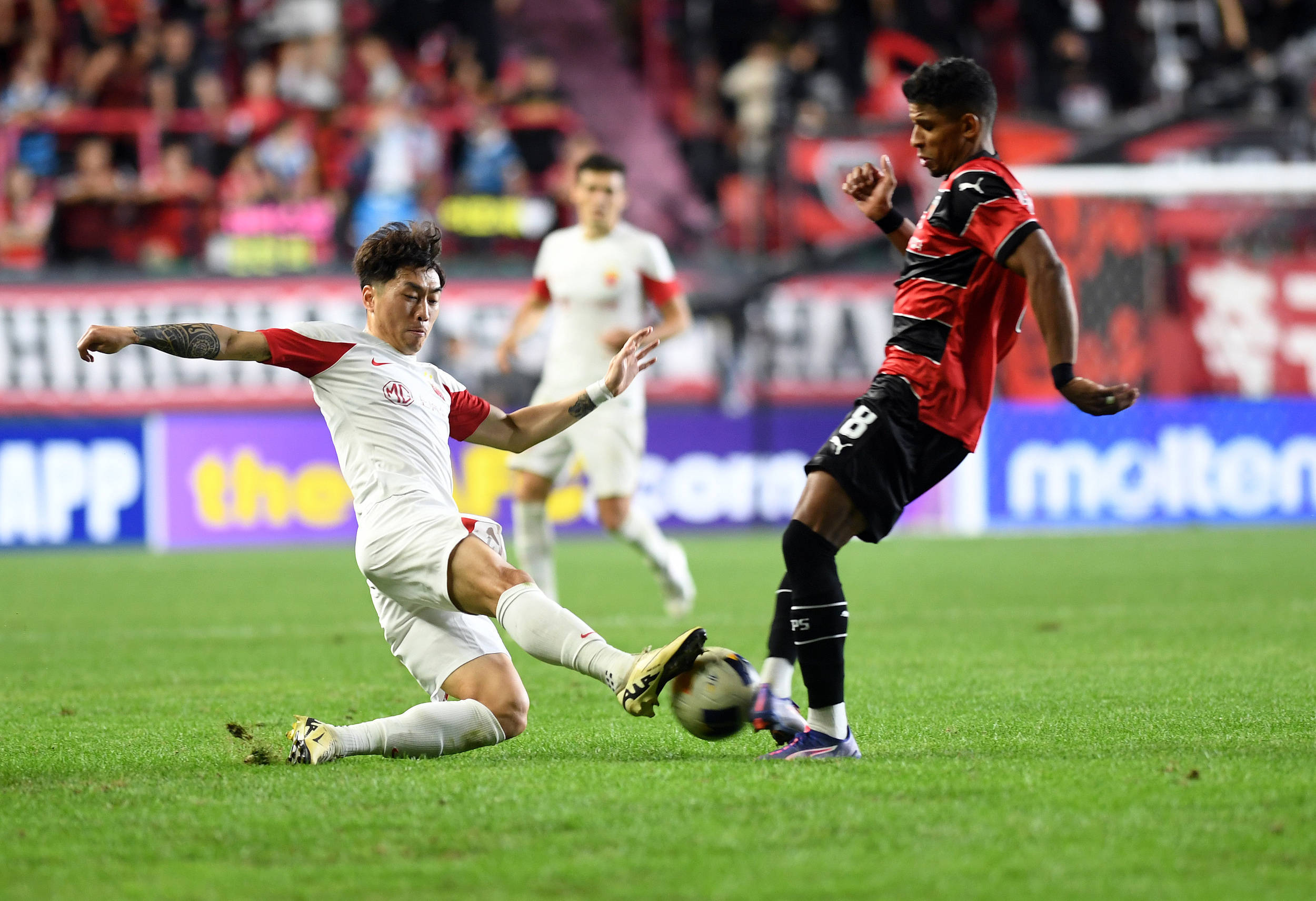 汇聚多国球员,中超巨头冲击亚冠赛场 汇聚多国球员,中超巨头冲击亚冠赛场