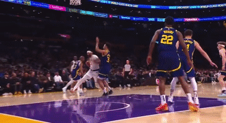 队员受伤在赛场上昏厥,球迷担心不已 队员受伤在赛场上昏厥,球迷担心不已