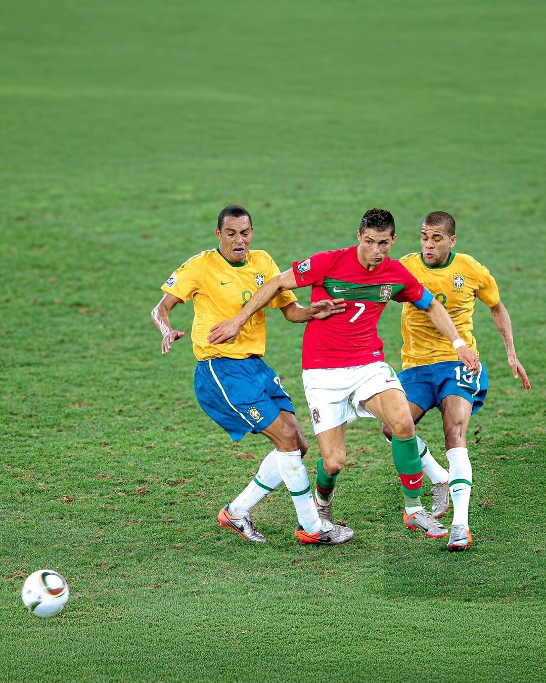 精彩足球对决:女运动员斗智斗勇 精彩足球对决:女运动员斗智斗勇