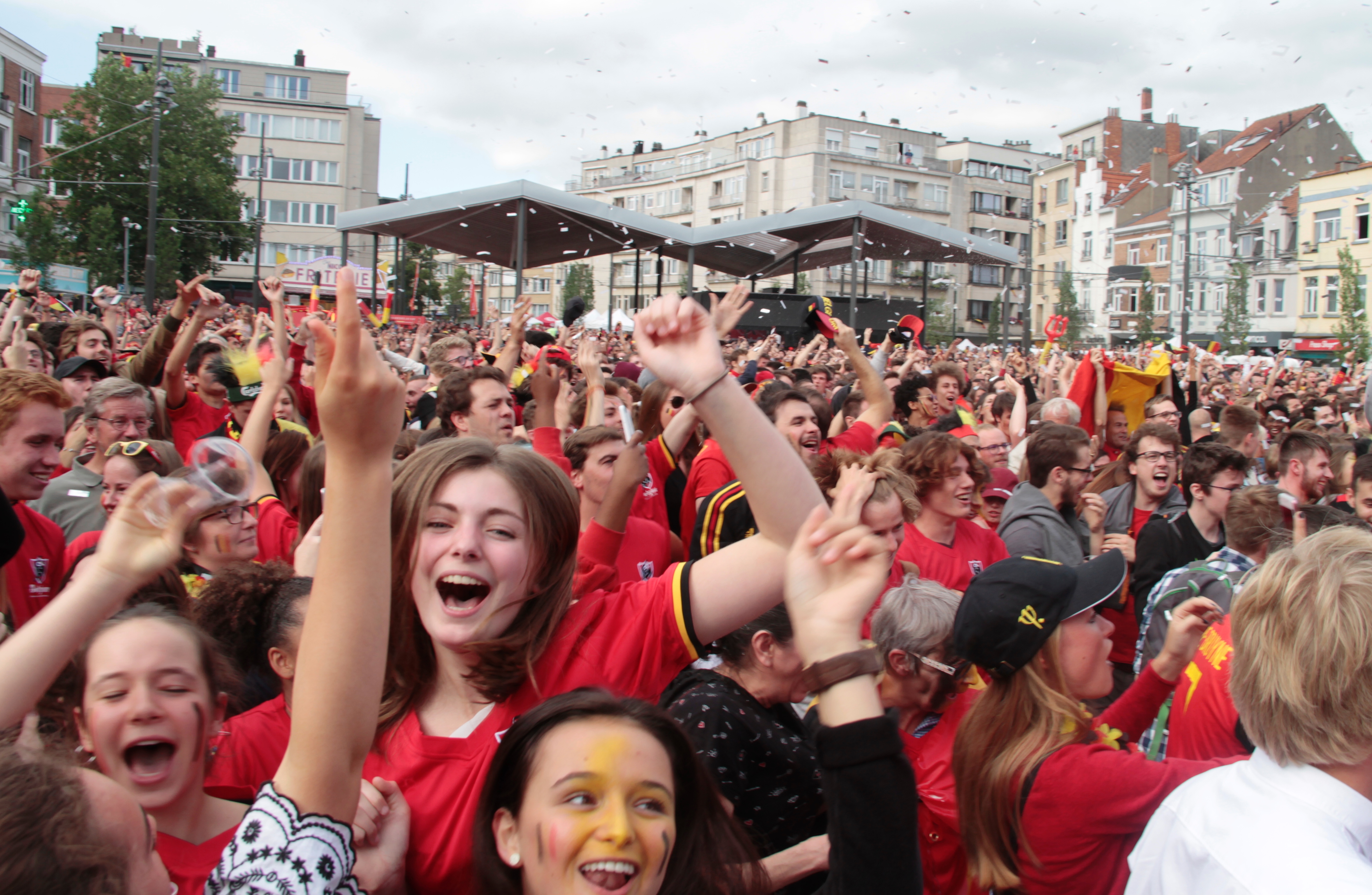比赛中球迷狂欢场面壮观,球场气氛热烈 比赛中球迷狂欢场面壮观,球场气氛热烈