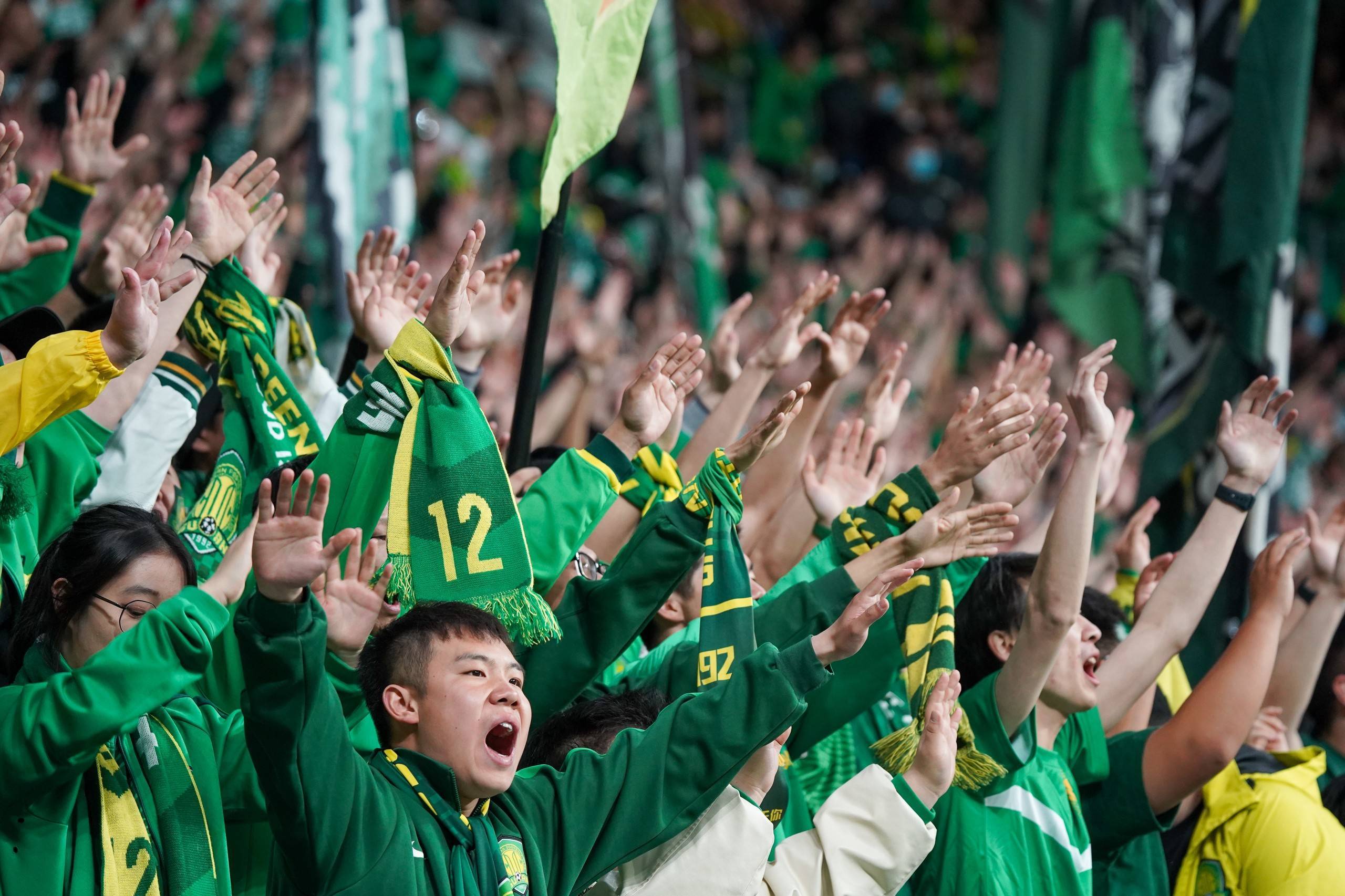 比赛中球迷狂欢场面壮观,球场气氛热烈 比赛中球迷狂欢场面壮观,球场气氛热烈