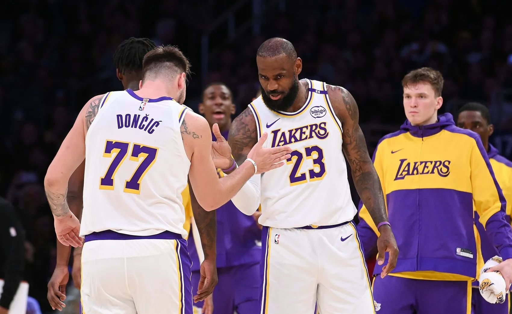 雄鹿领先湖人，展现强大实力的简单介绍