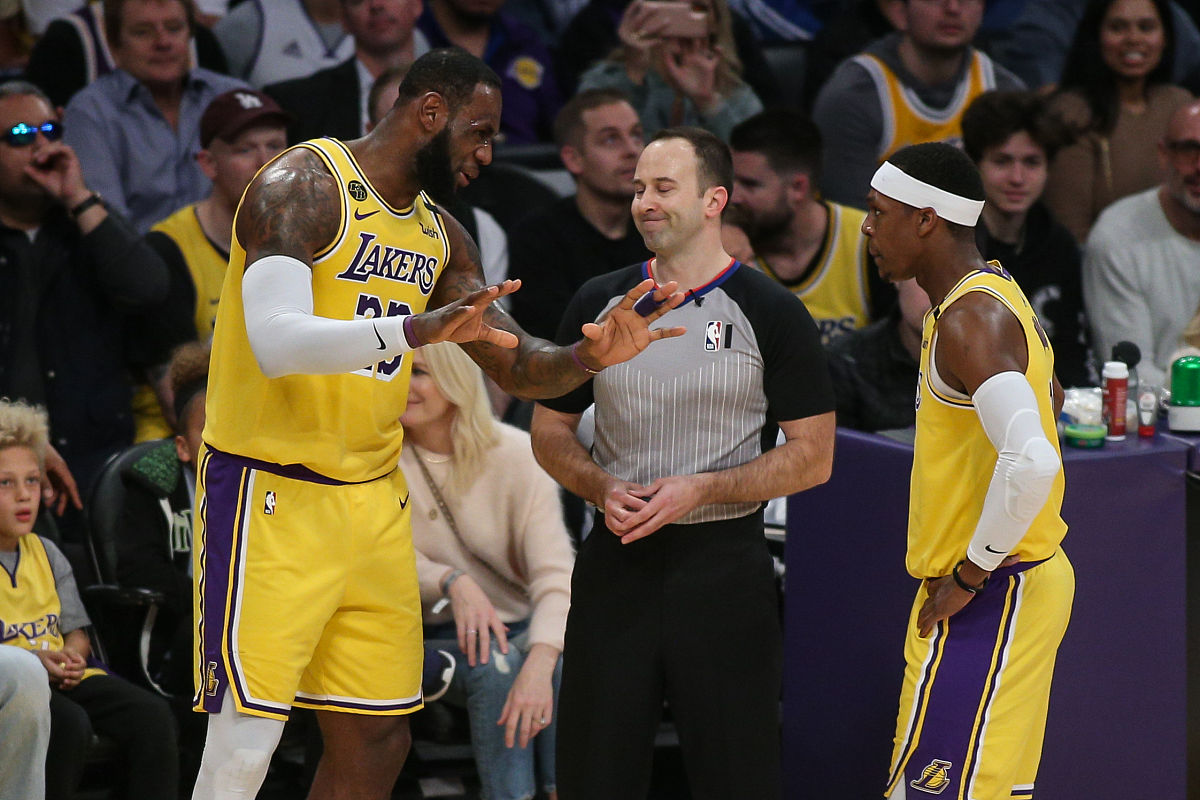 湖人队核心球员频频受伤,球迷为之担忧 湖人队核心球员频频受伤,球迷为之担忧