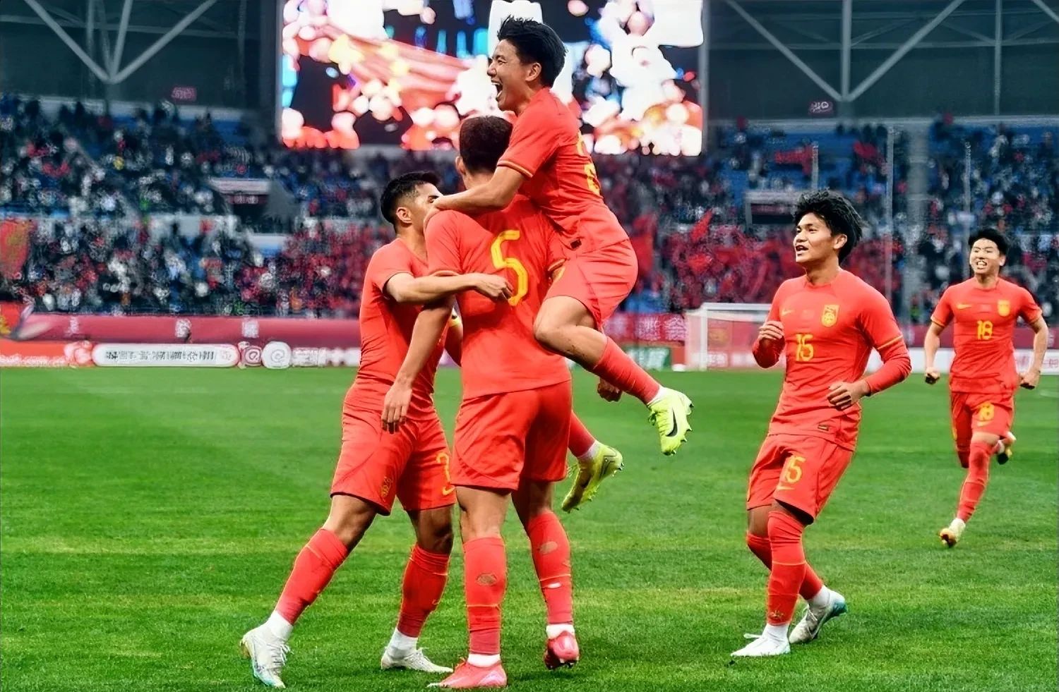 中国足球联赛场上对决惊心动魄,球迷欢呼雀跃 中国足球联赛场上对决惊心动魄,球迷欢呼雀跃