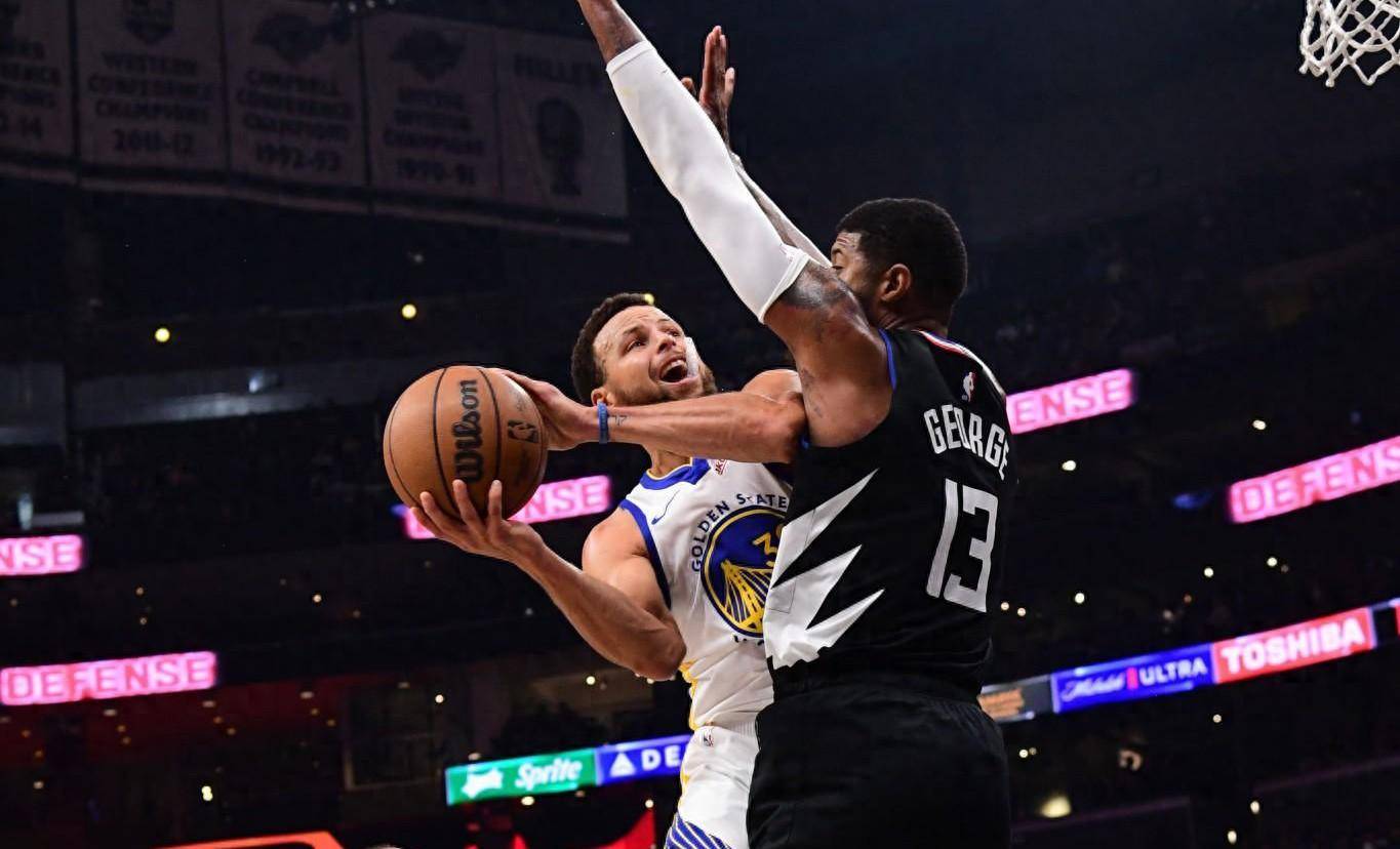 克雷费尔德中场奉献绝杀,帮助球队逆转胜利 克雷费尔德中场奉献绝杀,帮助球队逆转胜利