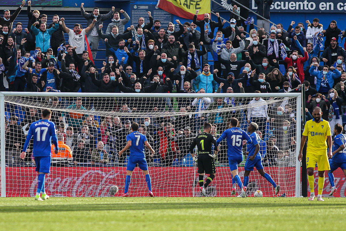 欧冠比赛紧张激烈,团队合作带来胜利 欧冠比赛紧张激烈,团队合作带来胜利