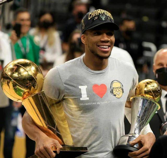 雄鹿大胜尼克斯守住冠军领跑,完整备战急需恢复劣势实力 雄鹿大胜尼克斯守住冠军领跑,完整备战急需恢复劣势实力