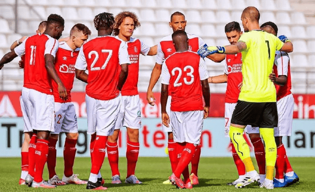 尼斯主场大胜，携手球迷庆祝胜利