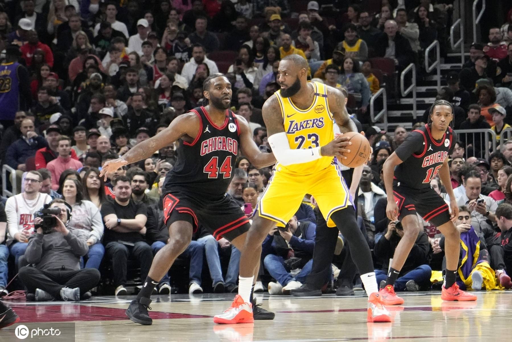 詹姆斯神奇抢断,完成关键绝地逆转 詹姆斯神奇抢断,完成关键绝地逆转