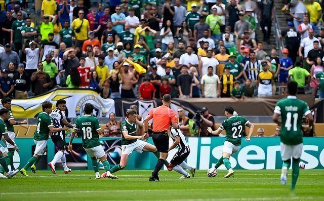 大场面赛况更新,球迷热情高涨 大场面赛况更新,球迷热情高涨