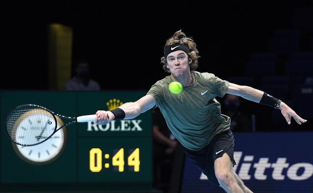 俄罗斯羽毛球队不敌对手,落后一步 俄罗斯羽毛球队不敌对手,落后一步