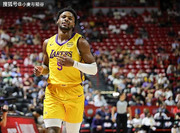 孔雀胜掘金,球员表现漂亮受到球迷喜爱 孔雀胜掘金,球员表现漂亮受到球迷喜爱