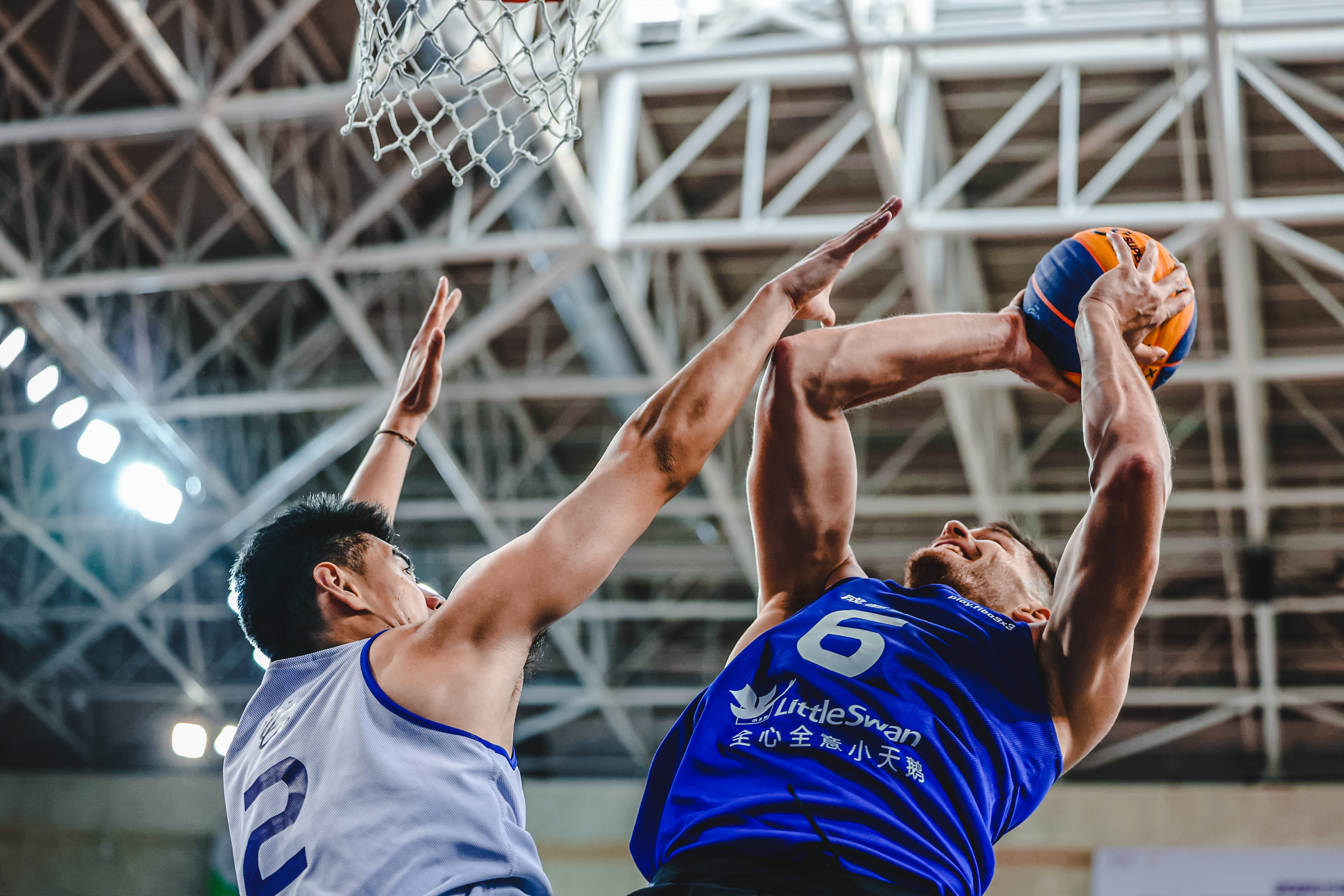 国内篮球联赛呈现激烈较量局面 国内篮球联赛呈现激烈较量局面