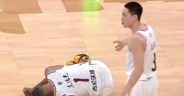 国内篮球联赛呈现激烈较量局面 国内篮球联赛呈现激烈较量局面