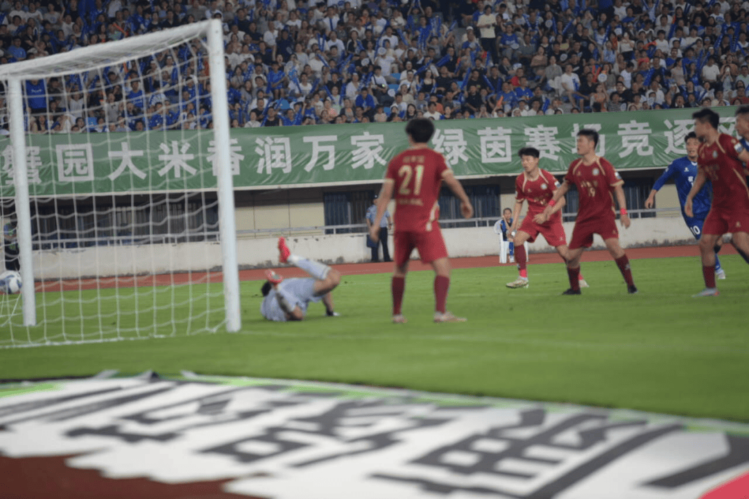 球队获胜庆祝,队员欢呼雀跃 球队获胜庆祝,队员欢呼雀跃