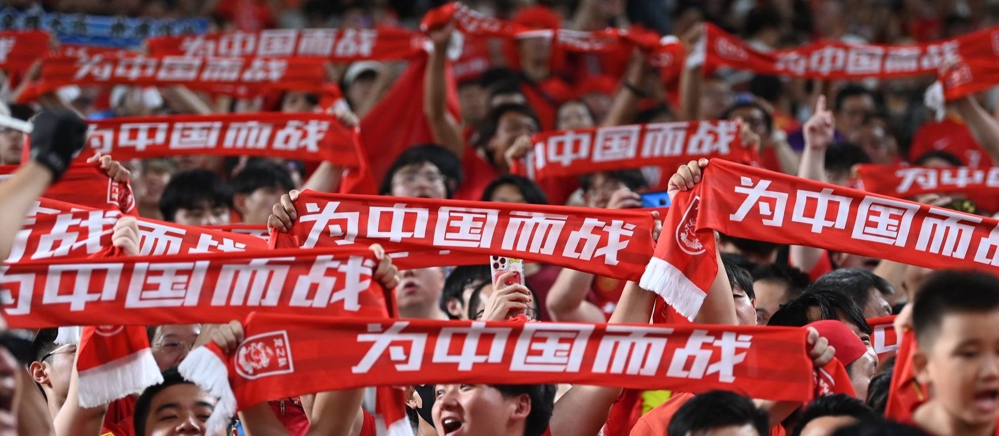 球队获胜庆祝,队员欢呼雀跃 球队获胜庆祝,队员欢呼雀跃