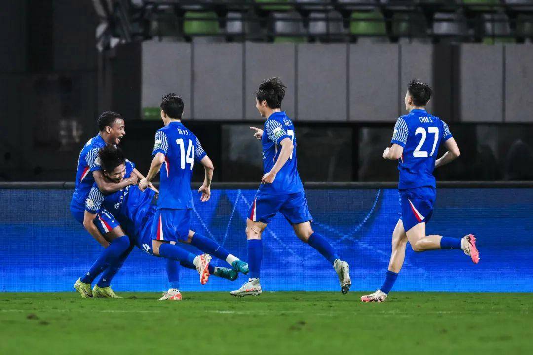 榜首球队开场猛攻,继续胜势 榜首球队开场猛攻,继续胜势