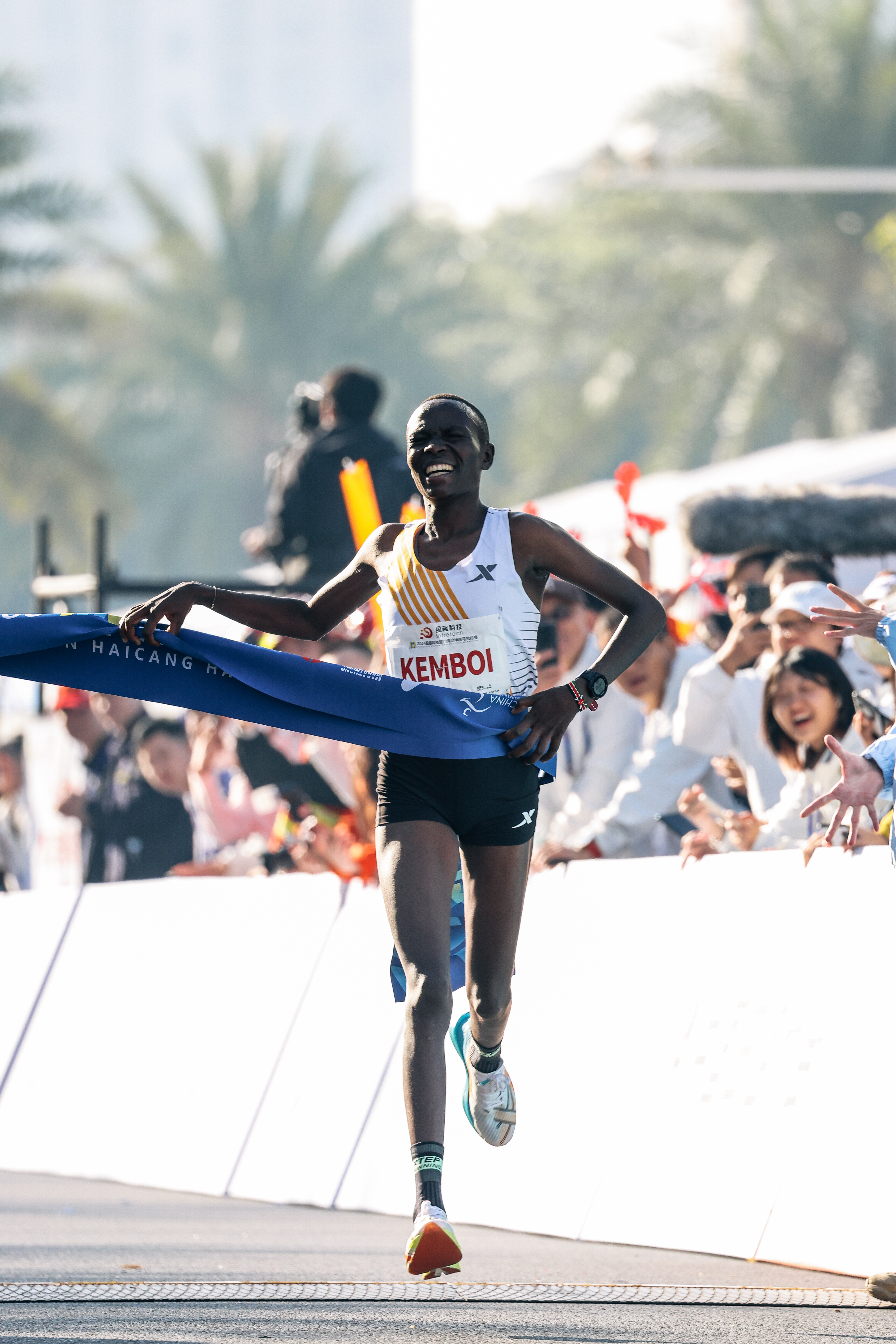 关于肯尼亚选手夺得马拉松冠军,展现出色体魄的信息 关于肯尼亚选手夺得马拉松冠军,展现出色体魄的信息