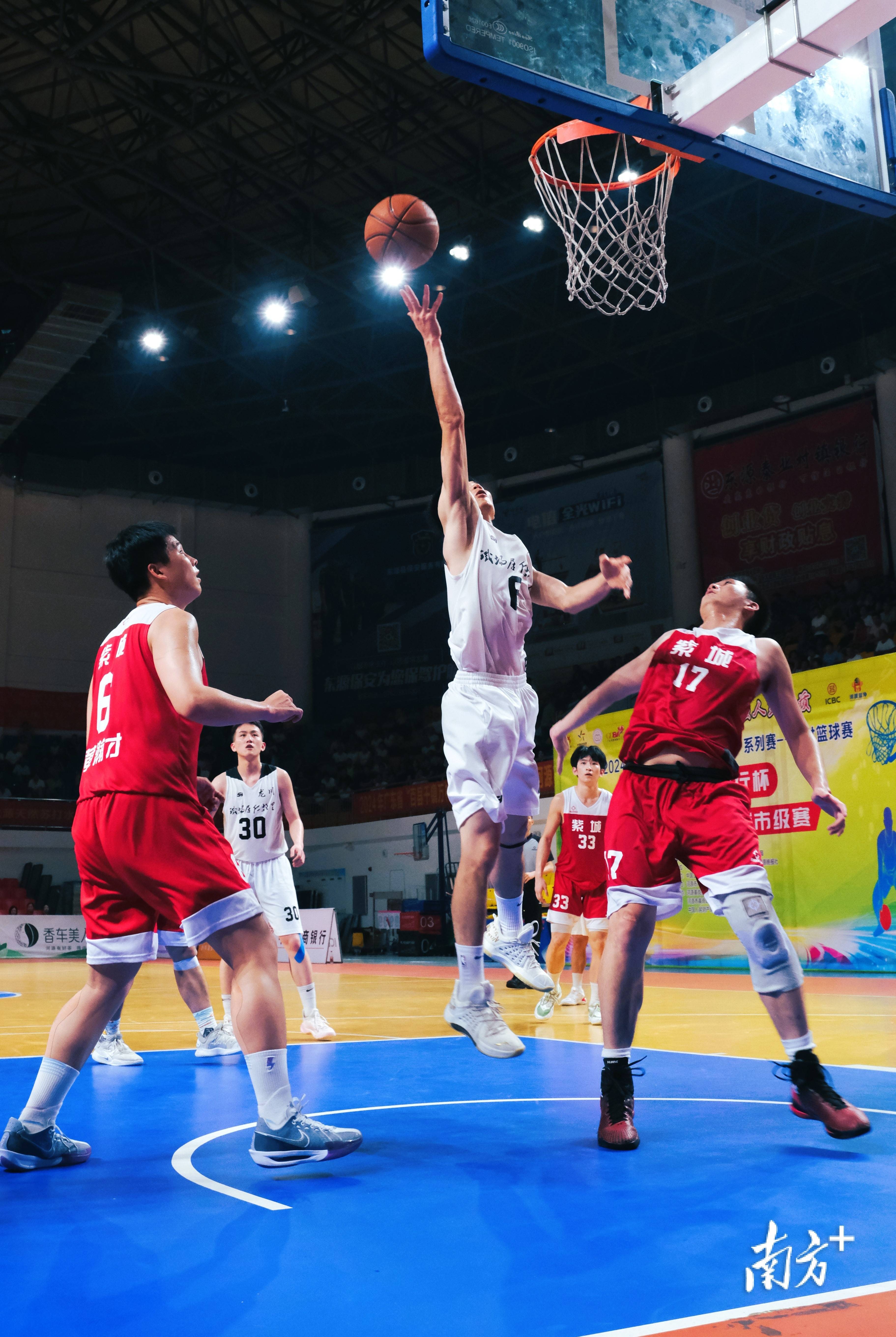 精彩瞬间迭起,球场气氛热烈 精彩瞬间迭起,球场气氛热烈