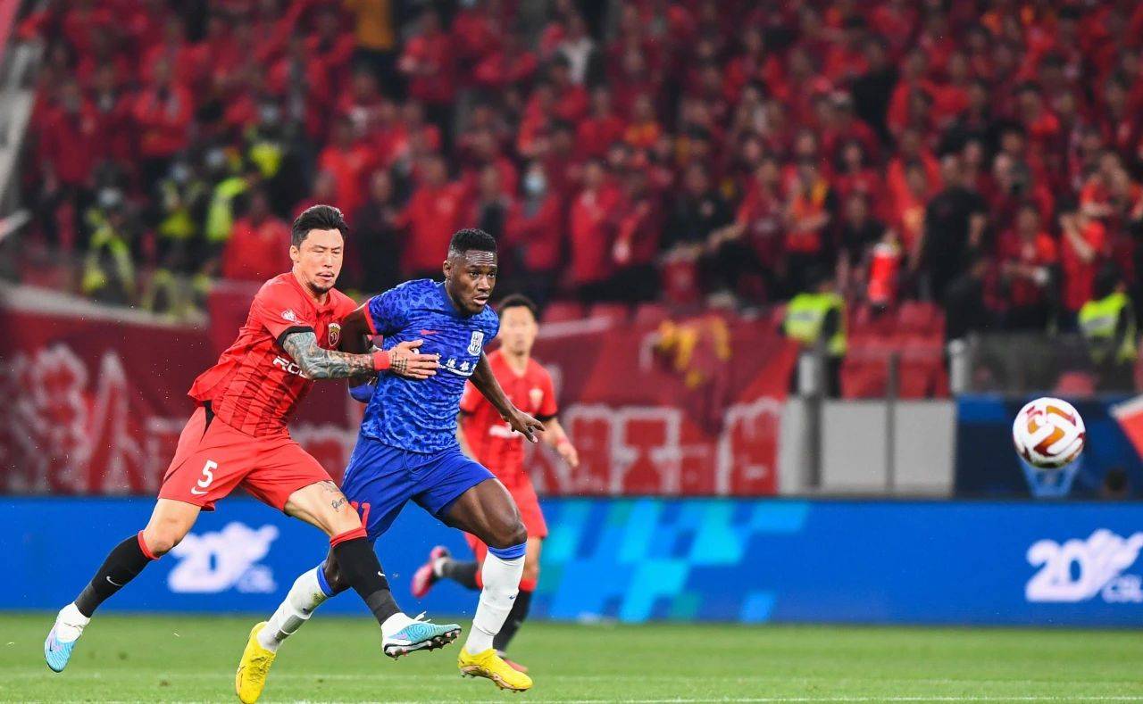 沪上德比:上港惨遭申花绝杀! 沪上德比:上港惨遭申花绝杀!