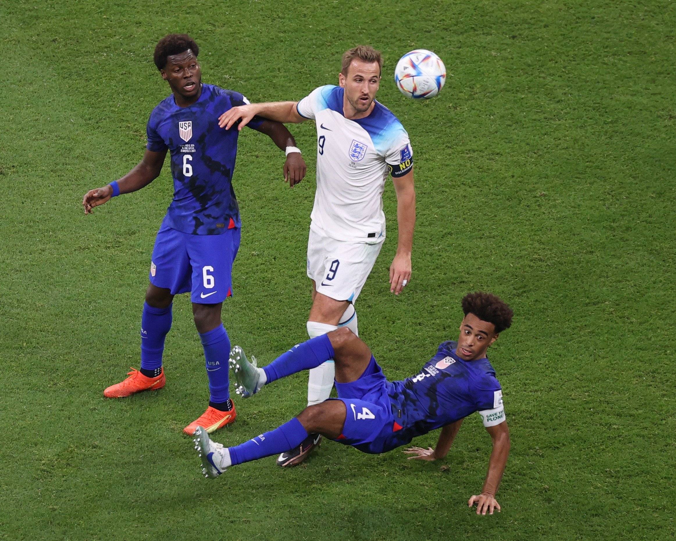 美国足球队在比赛中获得重要胜利 美国足球队在比赛中获得重要胜利