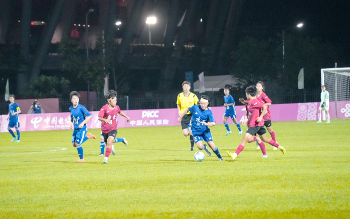 中国女足与对手激烈对抗,竞争激烈 中国女足与对手激烈对抗,竞争激烈