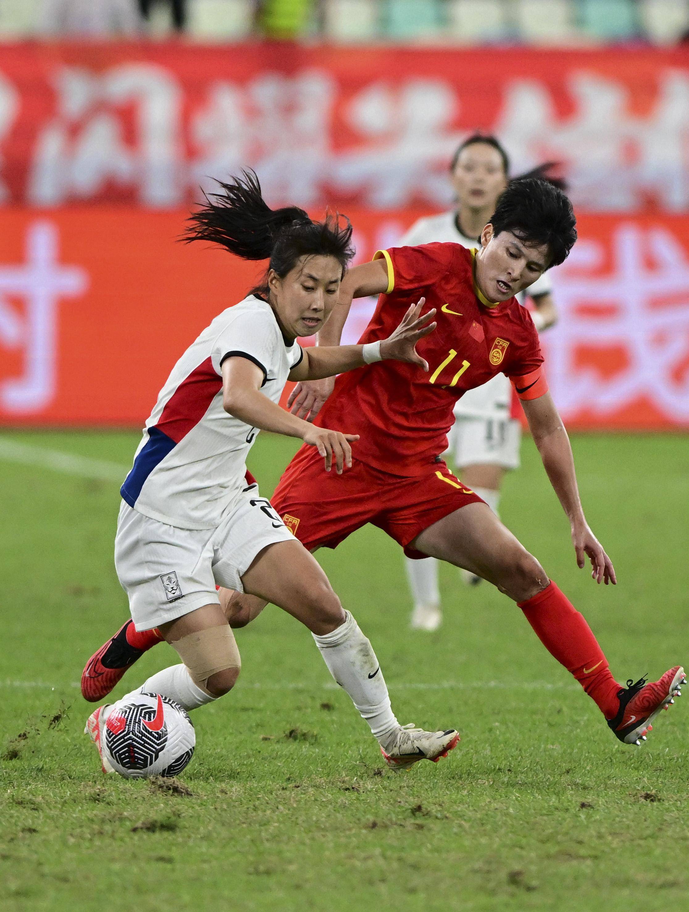 中国女足与对手激烈对抗,竞争激烈 中国女足与对手激烈对抗,竞争激烈