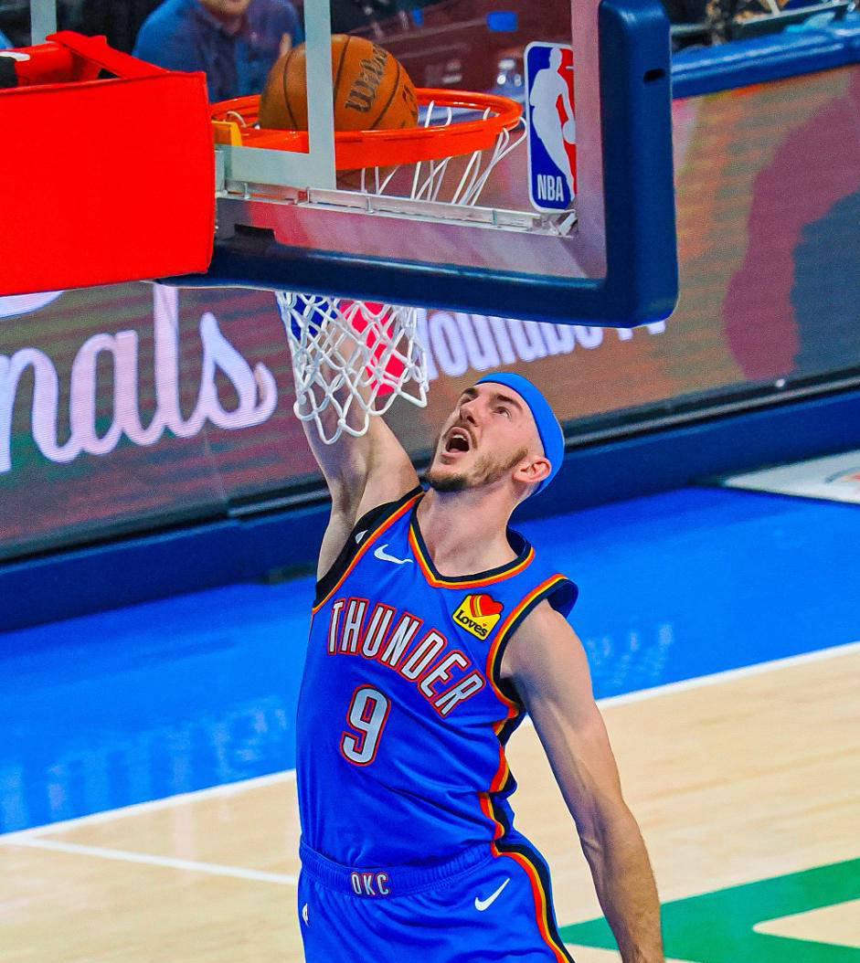 队员受伤退场,球队面临困境但奋勇抗争 队员受伤退场,球队面临困境但奋勇抗争