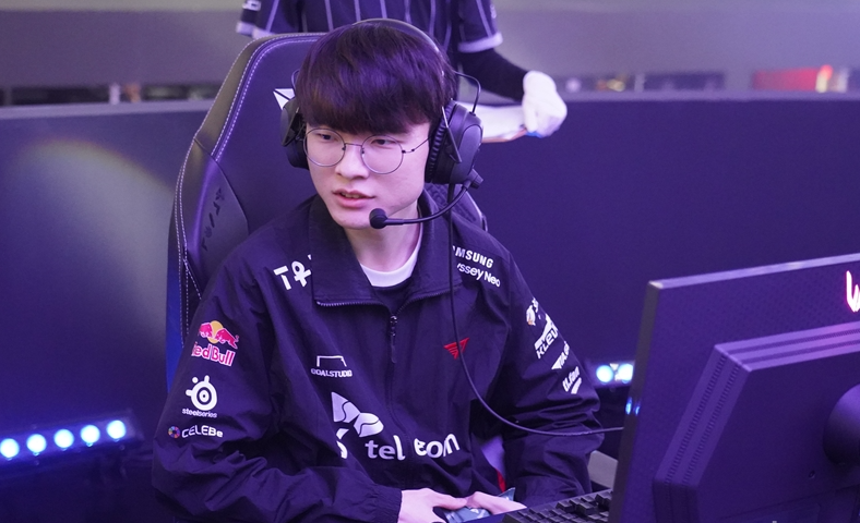 T1轻取KT,Zeus操刀奇招英雄翻盘峡谷大战八强赛,技惊四座 T1轻取KT,Zeus操刀奇招英雄翻盘峡谷大战八强赛,技惊四座