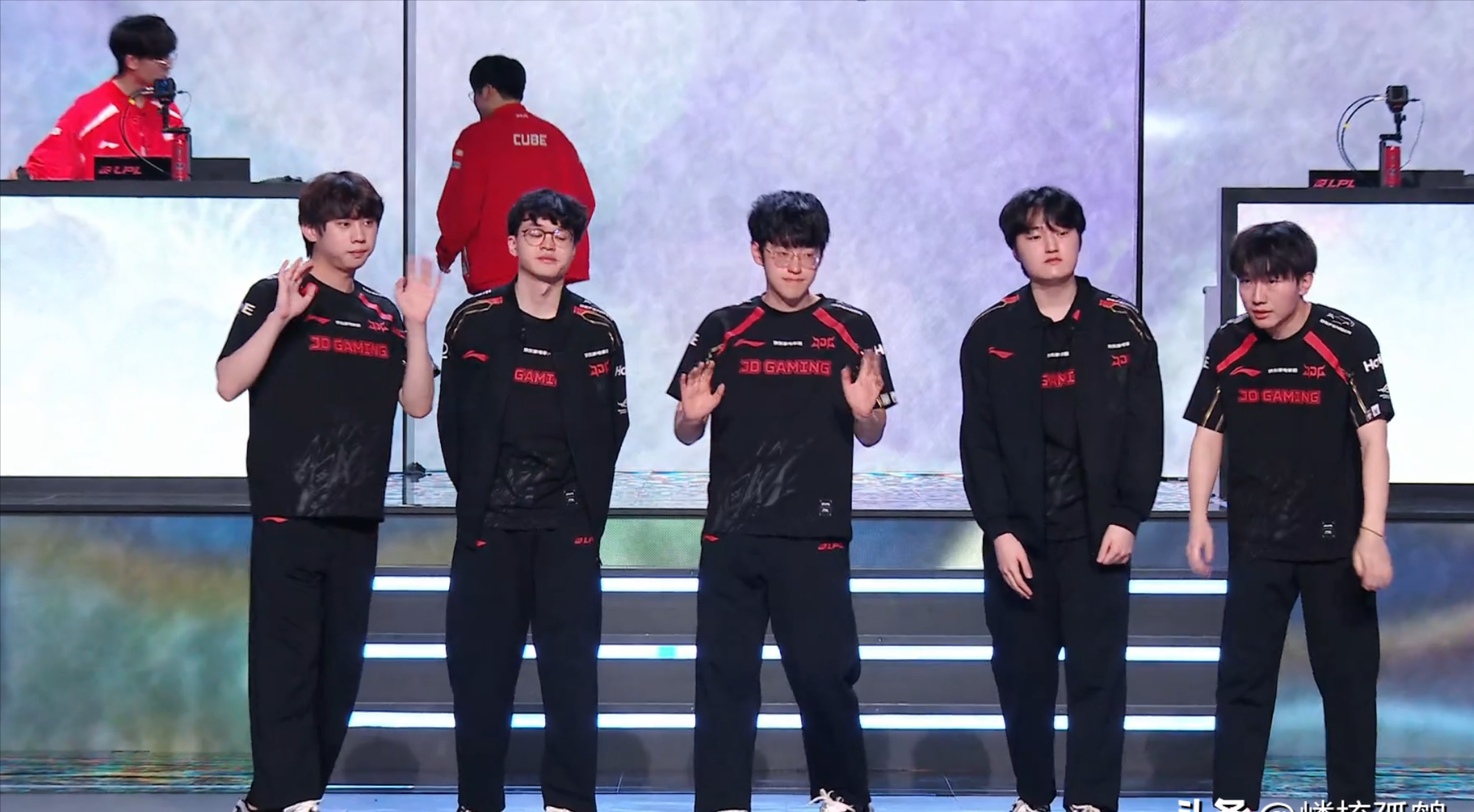 JDG力克TES，Kanavi单局斩获MVP鏖战多局全球总决赛，点燃全场激情的简单介绍