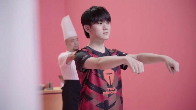 V5力克TES,Keria打出惊人五杀宿命之战小组赛,留下经典瞬间 V5力克TES,Keria打出惊人五杀宿命之战小组赛,留下经典瞬间