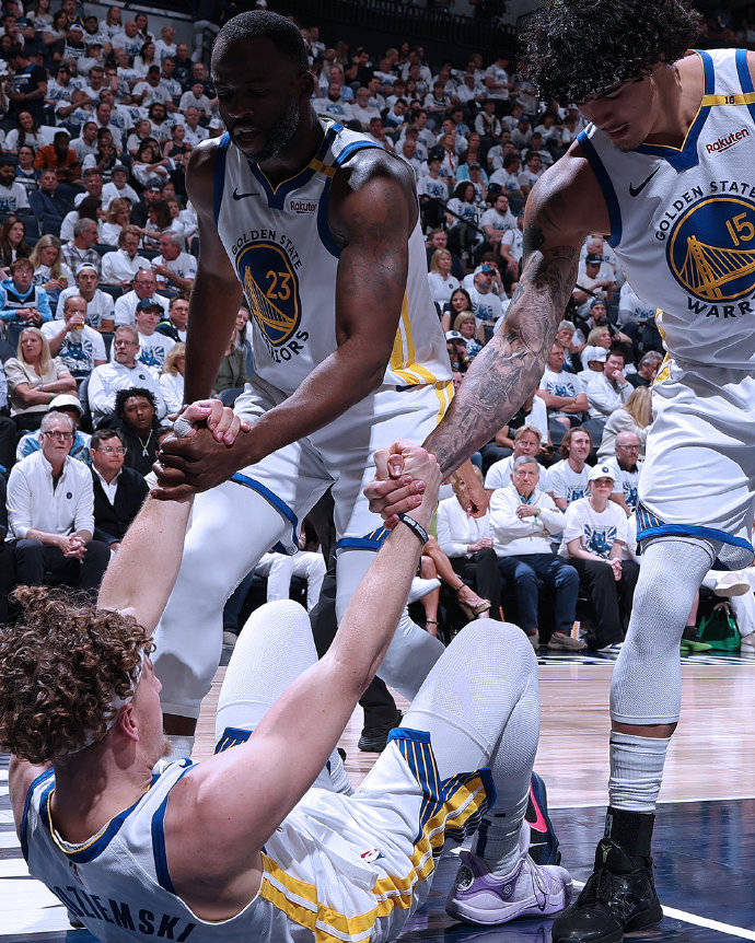 湖人晋级西部决赛,再度进军总决赛 湖人晋级西部决赛,再度进军总决赛