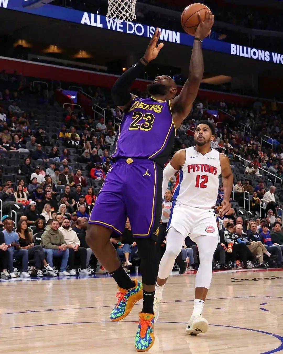 湖人客场大胜,詹姆斯全面发挥 湖人客场大胜,詹姆斯全面发挥