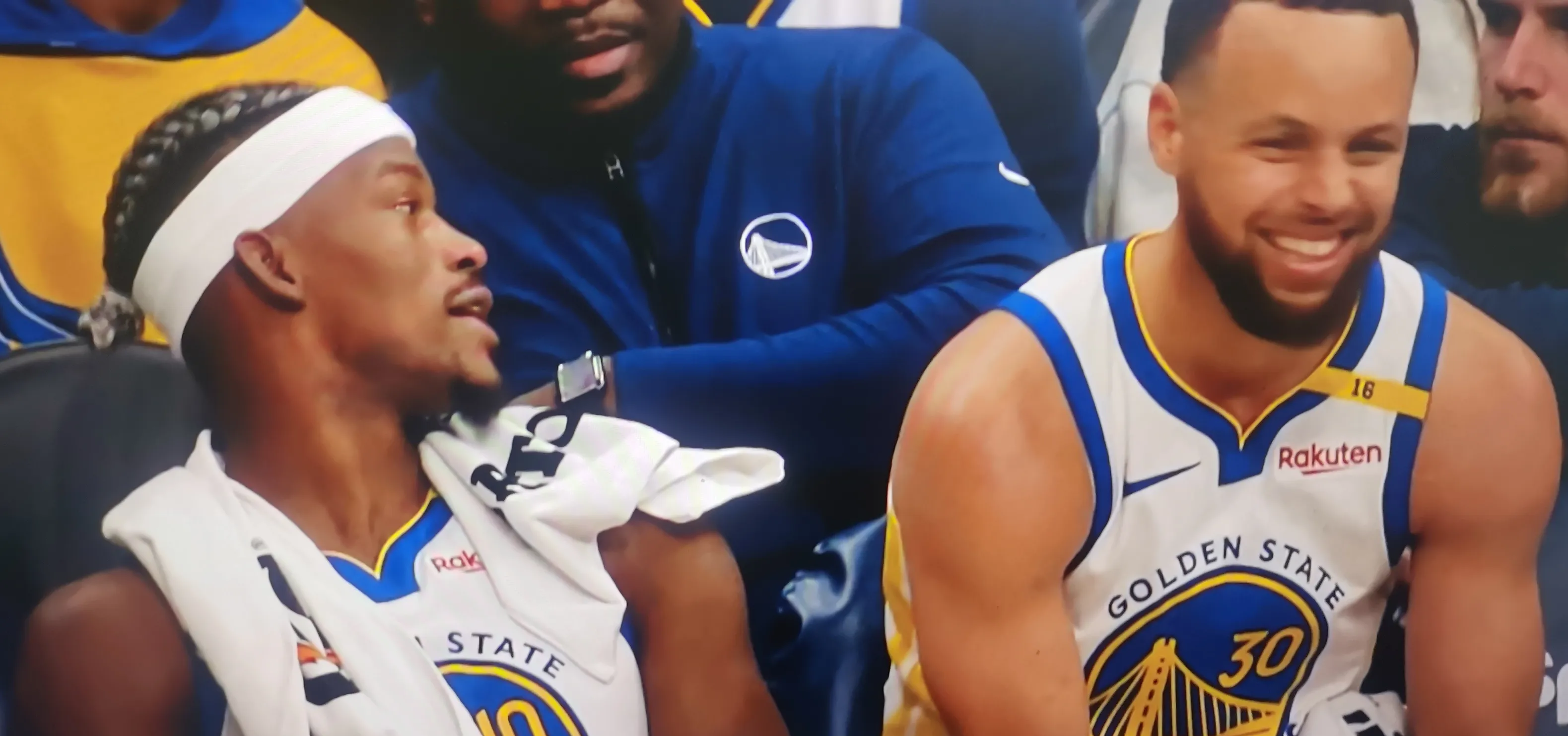 尼克斯队获胜晋级,球队士气大振 尼克斯队获胜晋级,球队士气大振