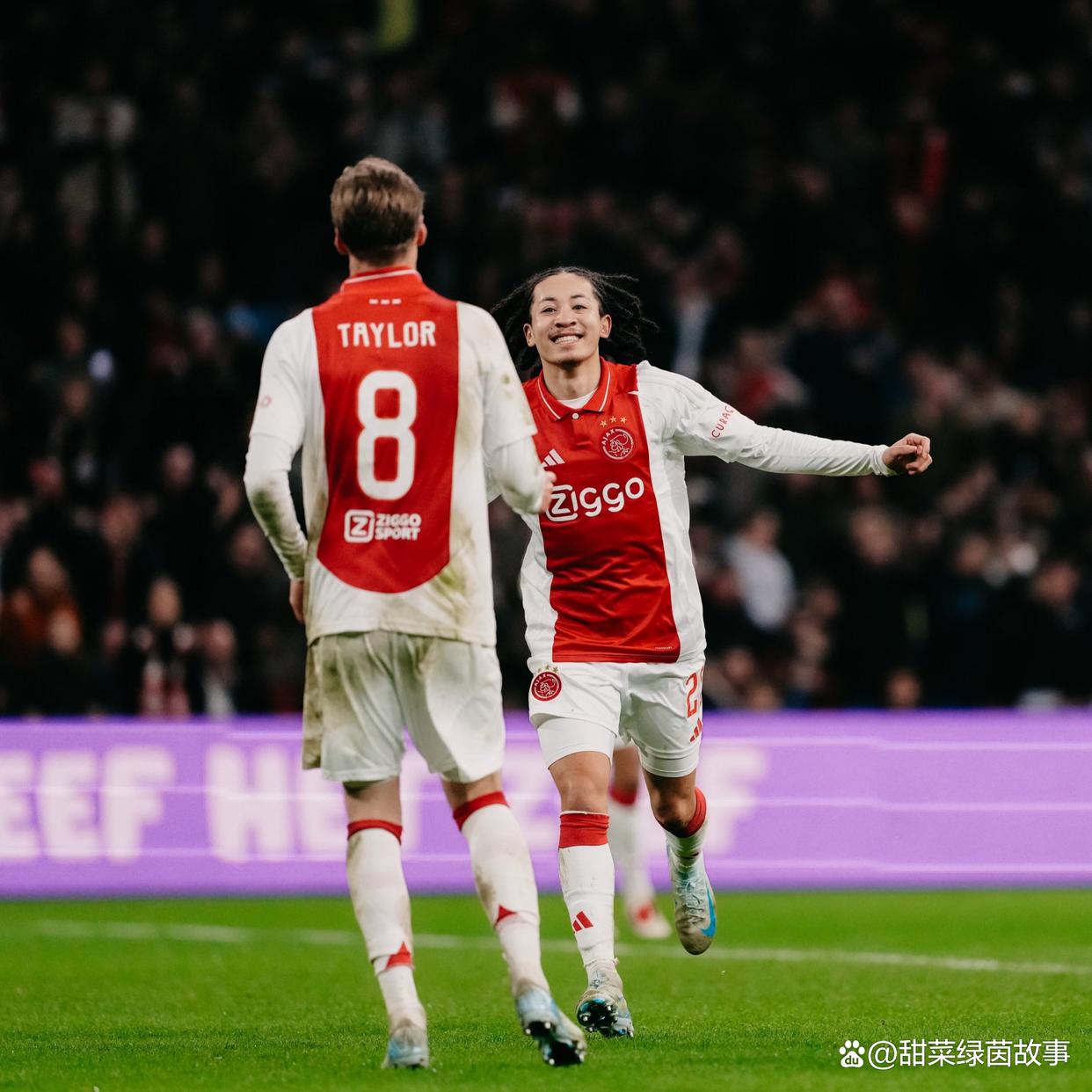 荷兰阿贾克斯队奋力上攻进攻态势强大 荷兰阿贾克斯队奋力上攻进攻态势强大