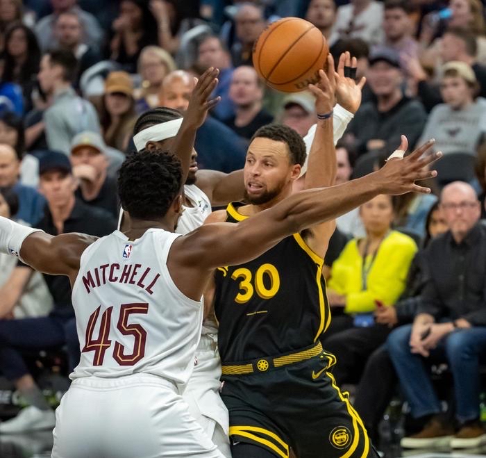 勇士后卫表现出色,球队备战季后赛信心十足 勇士后卫表现出色,球队备战季后赛信心十足