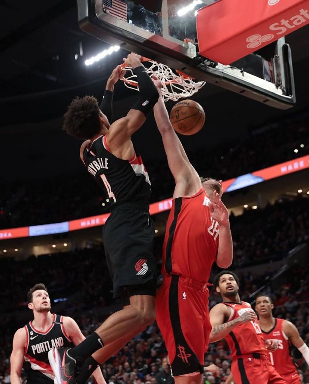 开拓者主场大胜活塞,利拉德全场命中率高达70% 开拓者主场大胜活塞,利拉德全场命中率高达70%