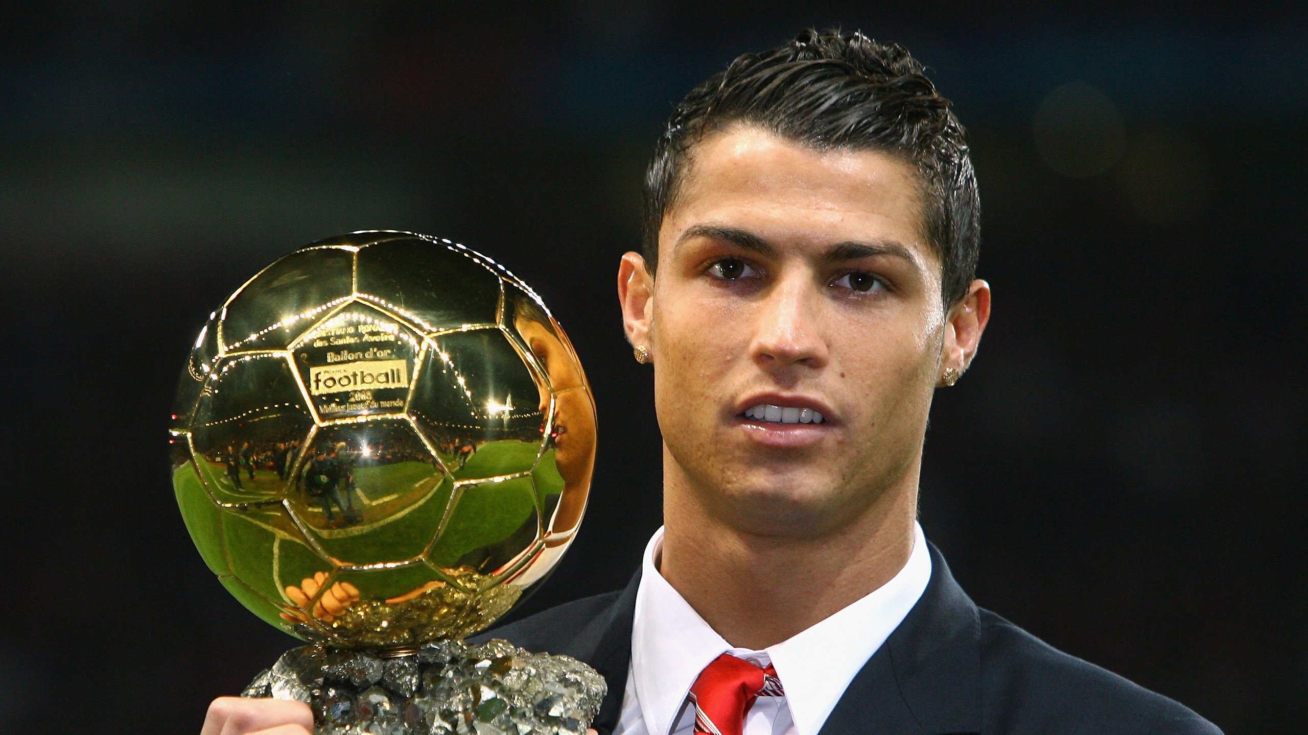 开云体育APP下载-蓝鹰与蓝黑军团的角斗中，一个幽灵统治了奥林匹克球场，为何莱万的存在感，在这场与他无关的意甲巅峰战里拉满了？