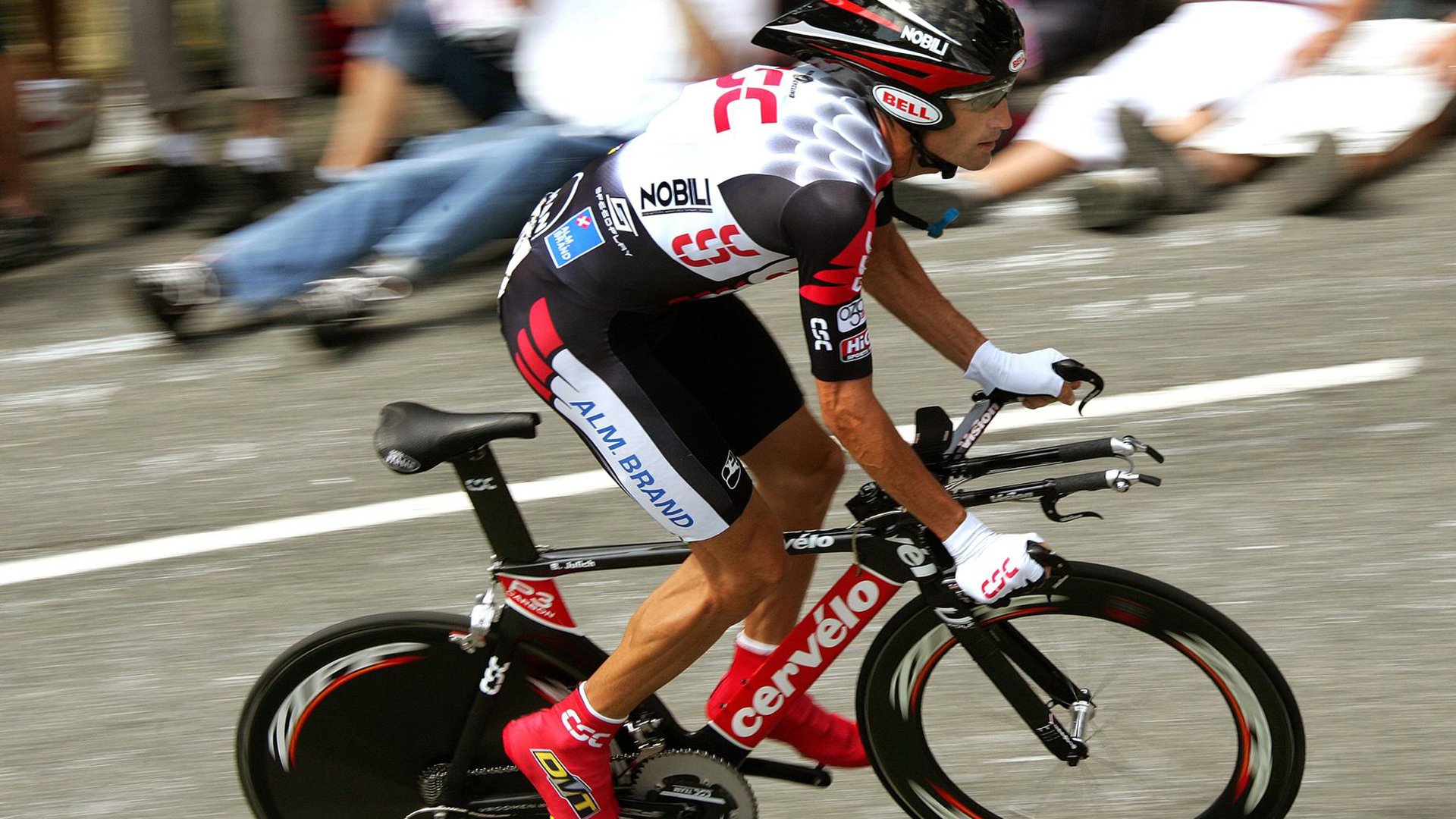 平行宇宙的尖啸,当毕尔巴鄂逆转喀麦隆的呐喊穿透F1领奖台