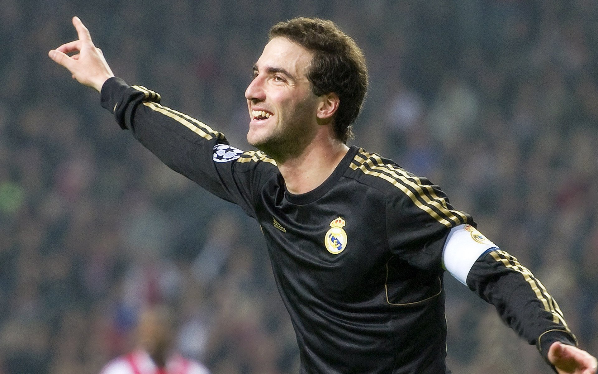 开云体育登录-绿茵场的两极，从英超争冠到南非的生死逆袭